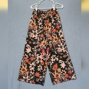 Tahari floral wide legged cropped pants. Size small